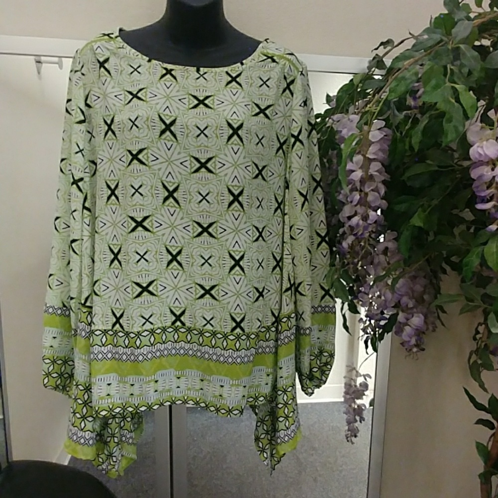 New Directions Printed Blouse with Dramatic Hem